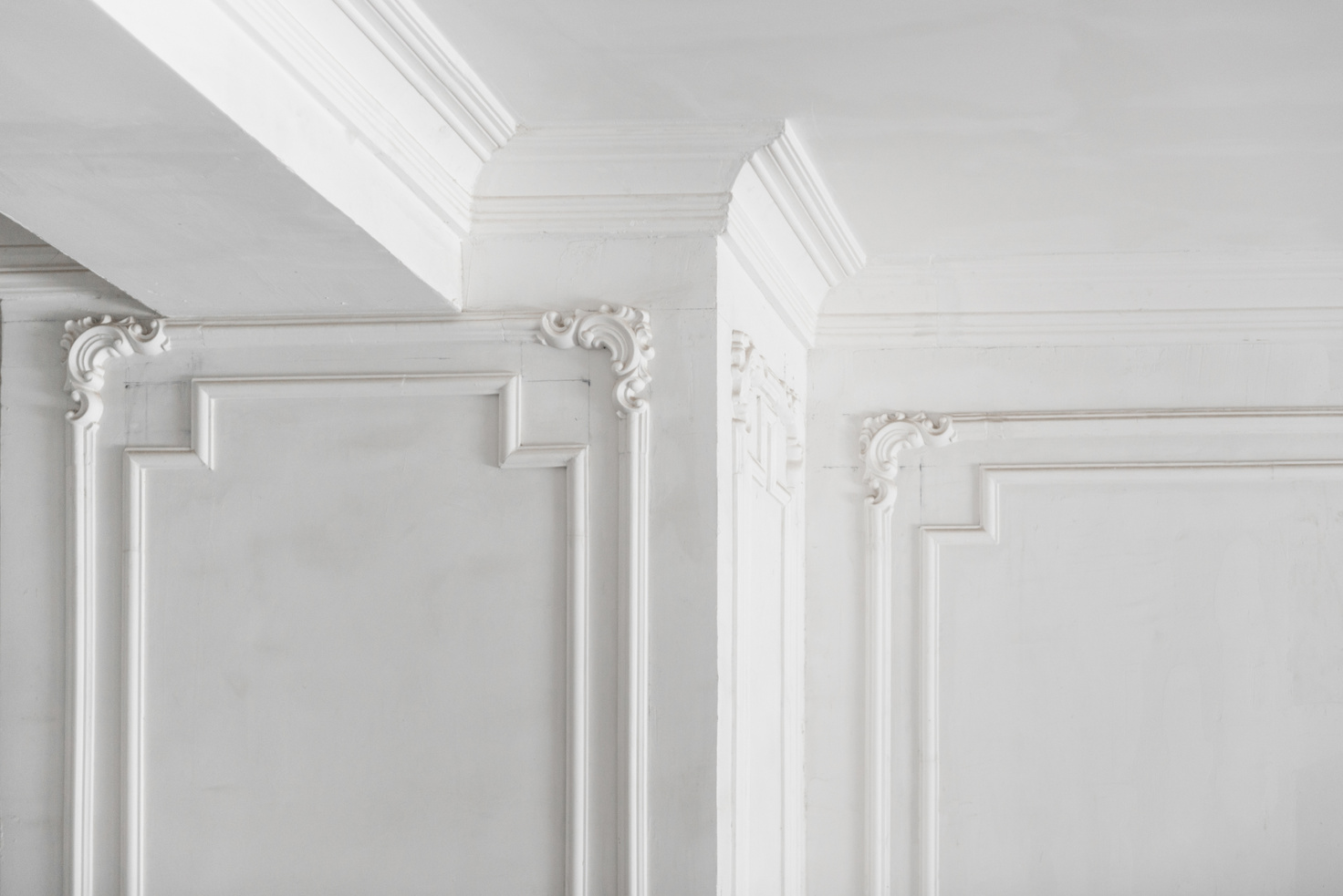 plaster molding in the room